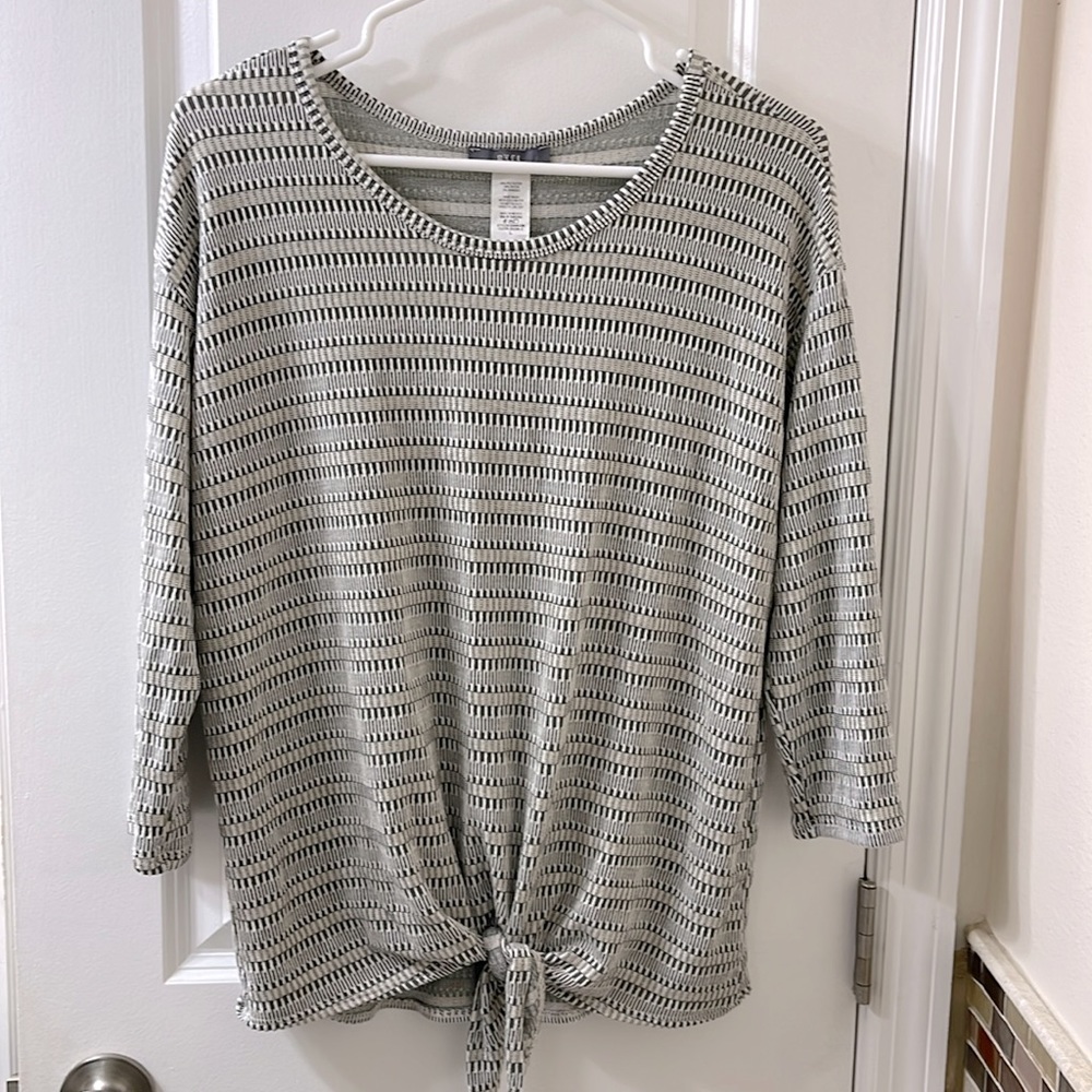3/4 sleeve Gyft top. White/green pattern w. tie front. Super soft. S…